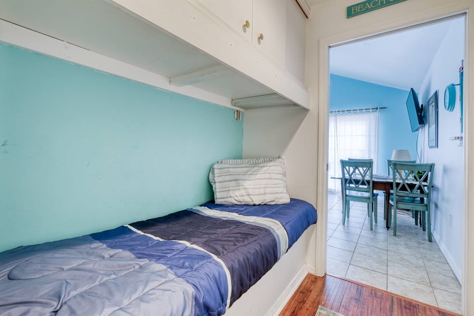 Hall twin bed