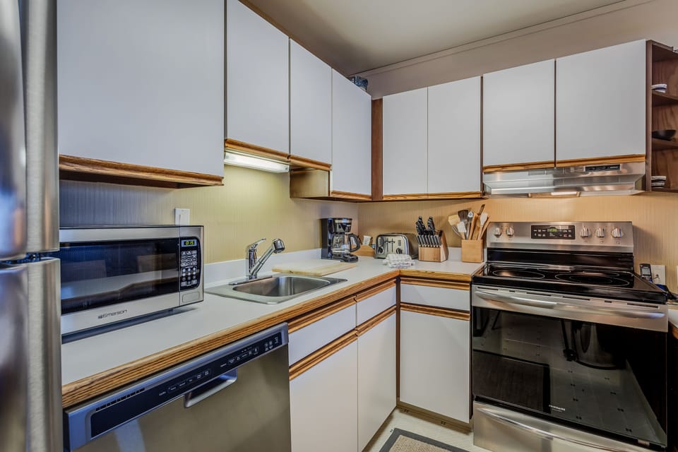 Full kitchen