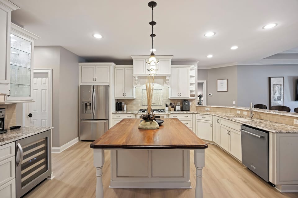 Upgraded Kitchen with Kitchen Island - Perfect to hang around!