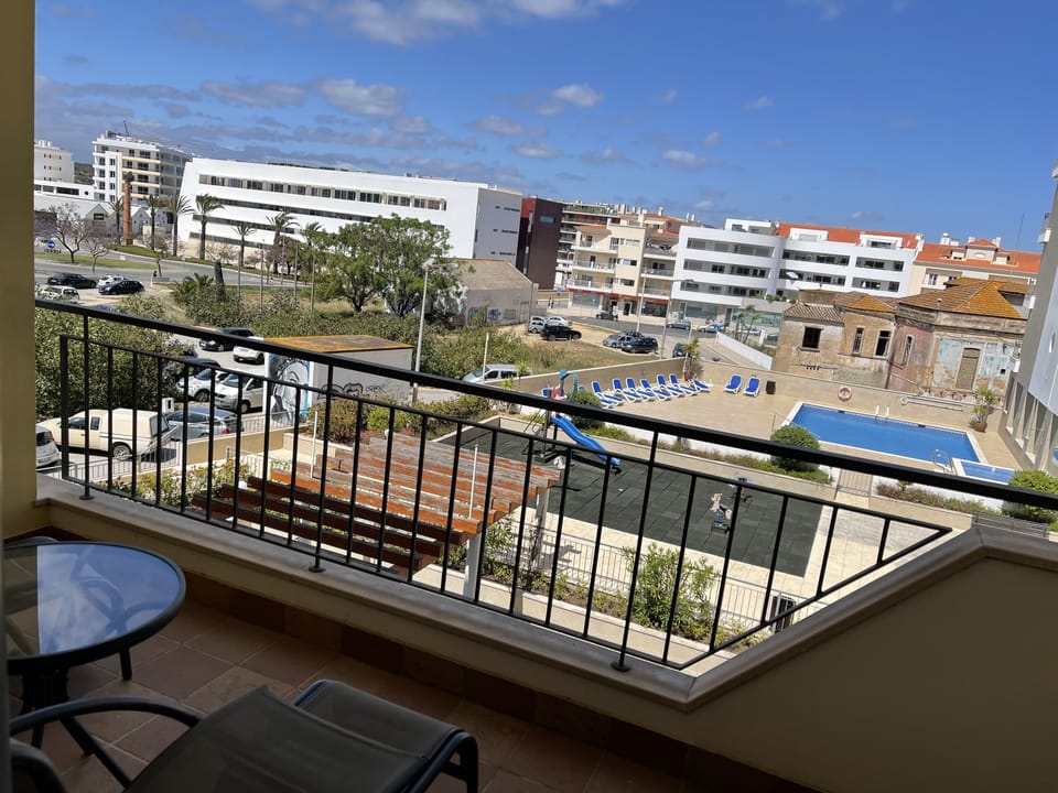 vista da varanda para a piscina e micro jardim