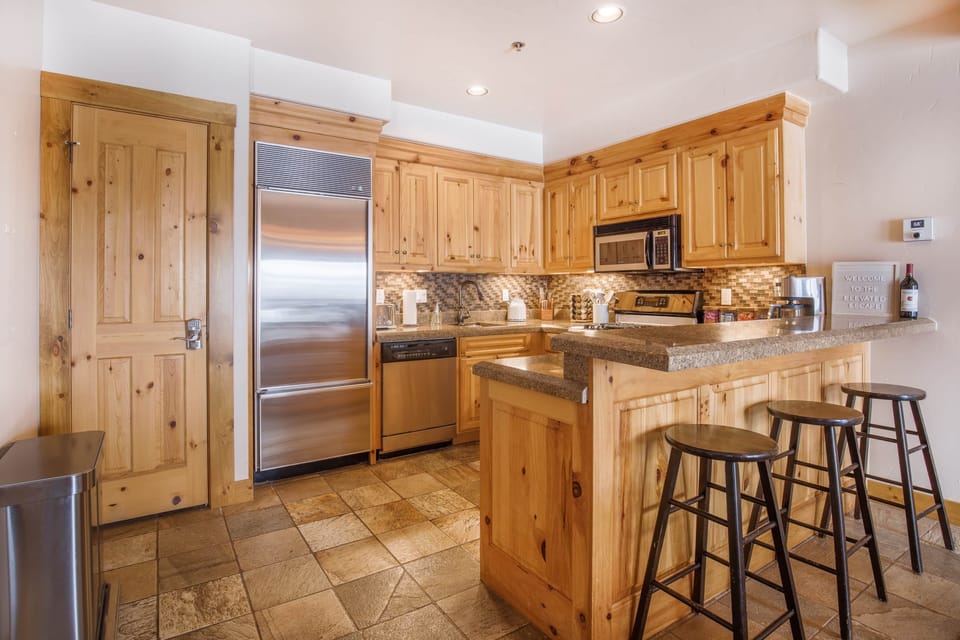 Full Kitchen w/ bar seating