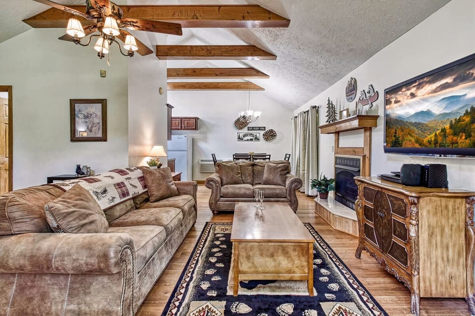 Living area - relaxing sofa, satellite TV