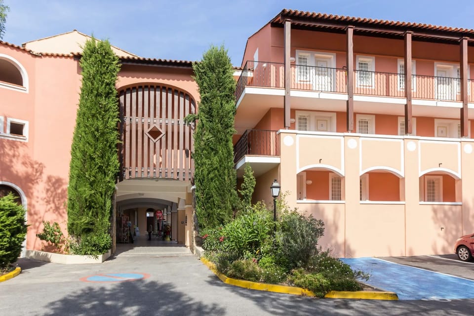 Luxury 1-Bedroom Apartment (5 guests) Apartment in Saint-Raphael