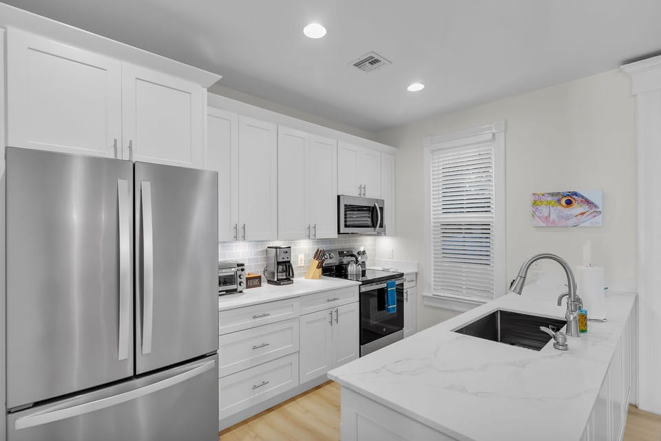Sleek new kitchen with all you need!