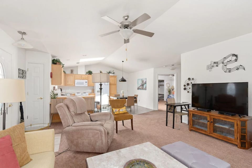 2048 Hubbard/ living room looking to the kitchen