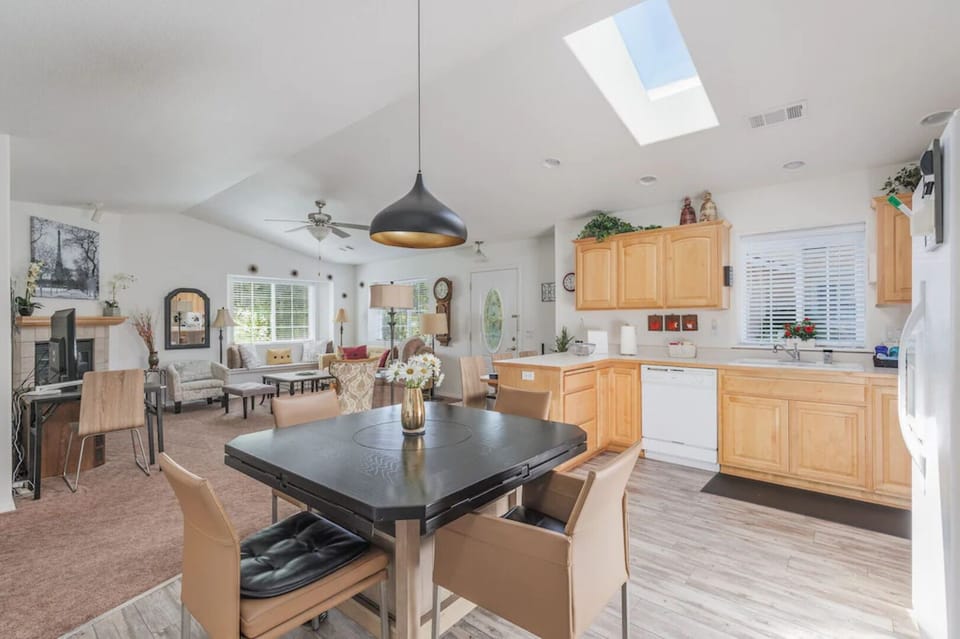 2048 Hubbard Lane Dining?Kitchen/ Living Room