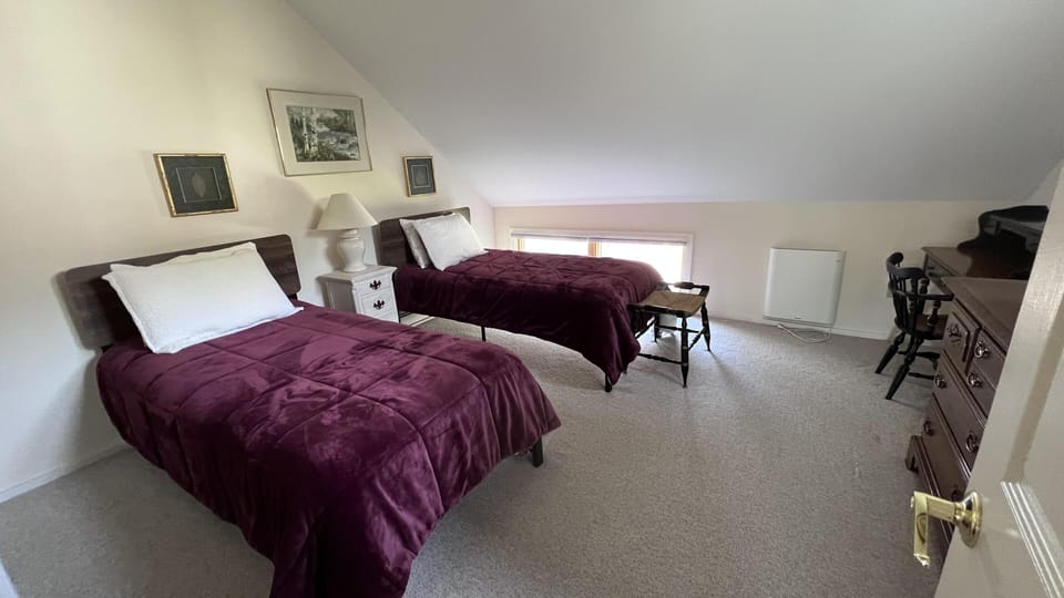 2nd floor twin bedroom