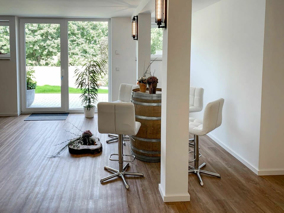 Plant, Building, Wood, Houseplant, Chair, Interior Design, Flooring, Floor, Window, Comfort