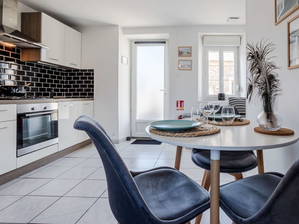 Furniture, Property, Chair, Table, Window, Wood, Architecture, Interior Design, Plant, Floor