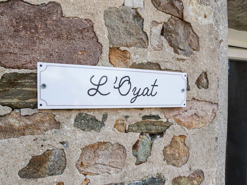 Plant, Wood, Rectangle, Font, Brick, Landscape, Beauty, Stone Wall, Signage