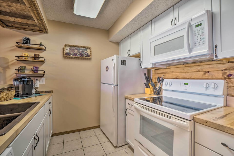Kitchen | Fully Equipped w/ Cooking Basics