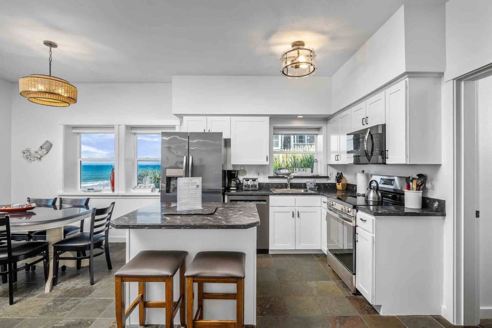 Cook delicious meals for breakfast, lunch, and dinner in this fully equipped kitchen. We suggest grabbing some seafood from a local market.