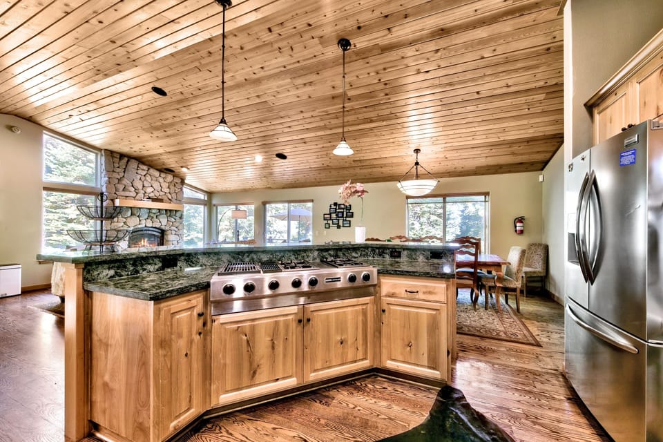 South Lake Tahoe Large Luxury Villa great room