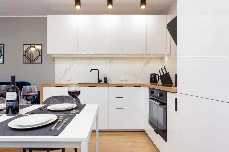 Modern, fully equipped kitchenette. 