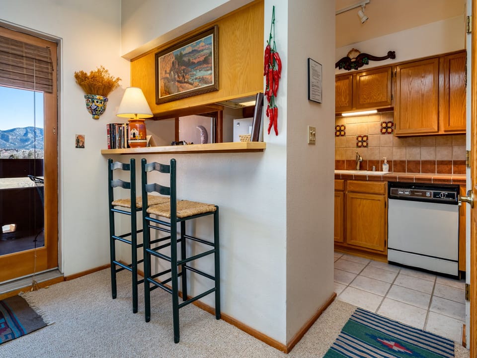 Full Kitchen - Countertop Seating For 2