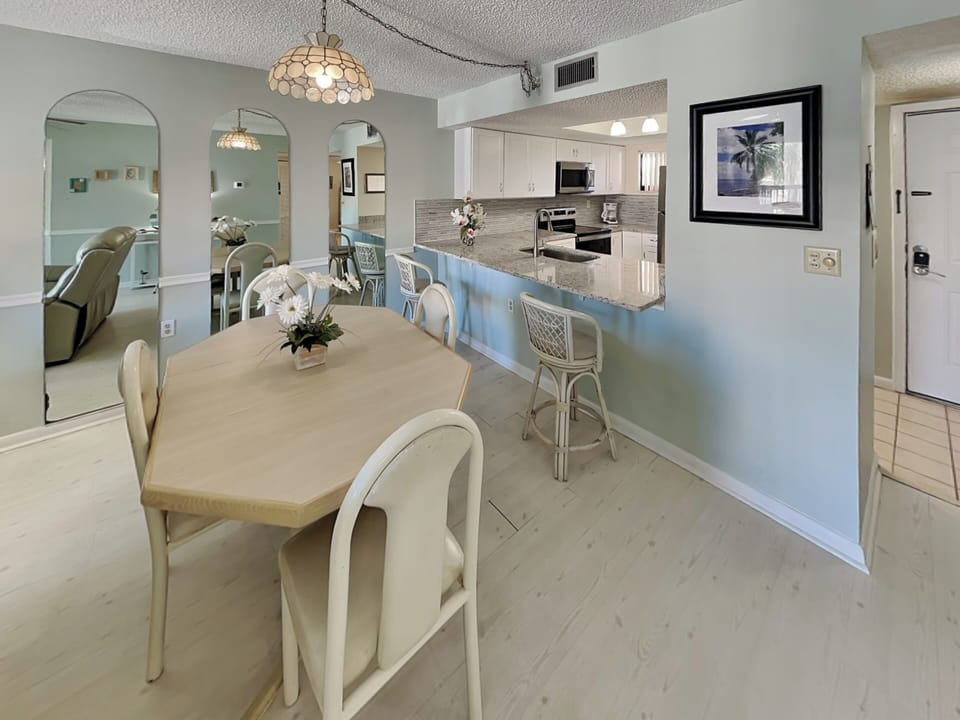 Dining Area - Seating for 4