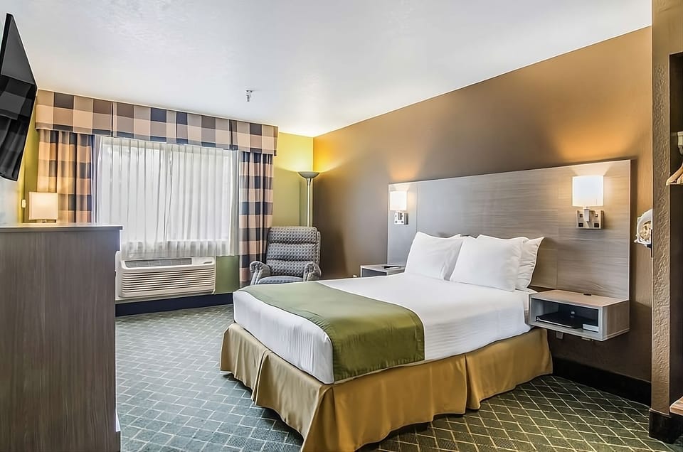 Bedroom with a comfortable Double size bed