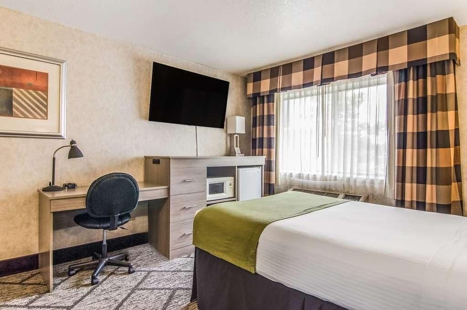 Comfy Double size bed; perfect for your vacation!