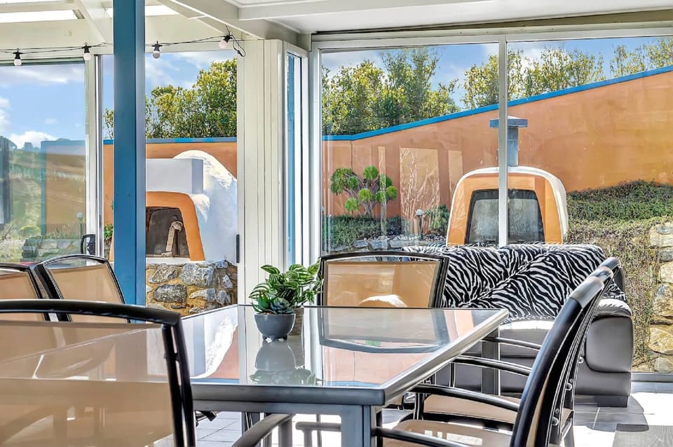 Premium Outdoor Amenities
Includes a BBQ, pizza oven, and undercover al fresco dining area with panoramic coastal backdrops.