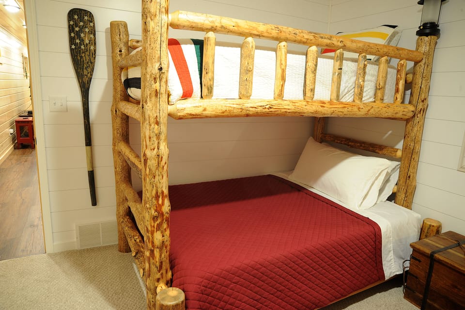 Guest room #4
2 sets of Twin over Queen bunks
