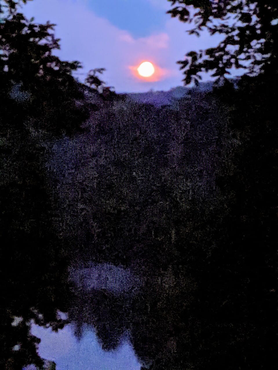 Enjoy the moon rising over the mountains -give in to a moonlight swim! 