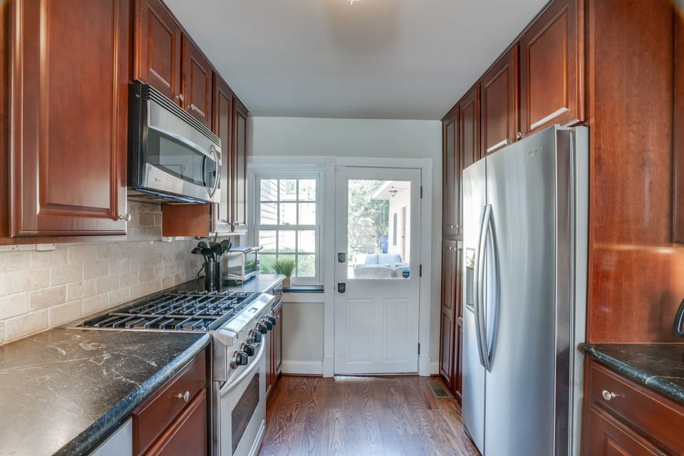 Refrigerator, with icemaker