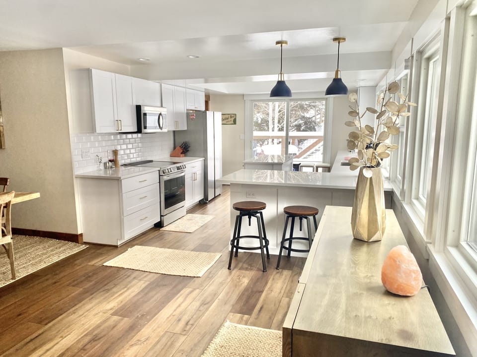 Upper unit - kitchen