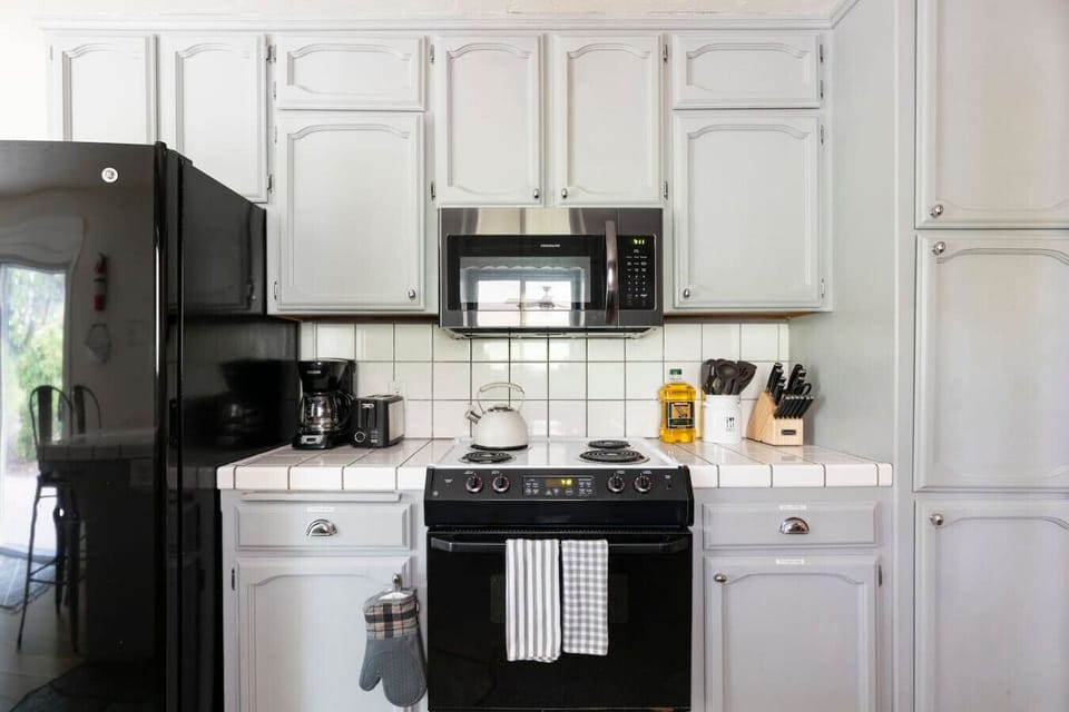 Full stocked kitchen with everything you need 