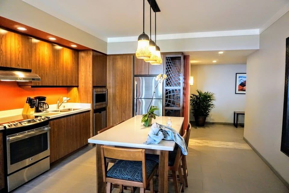 Full kitchen has everything.