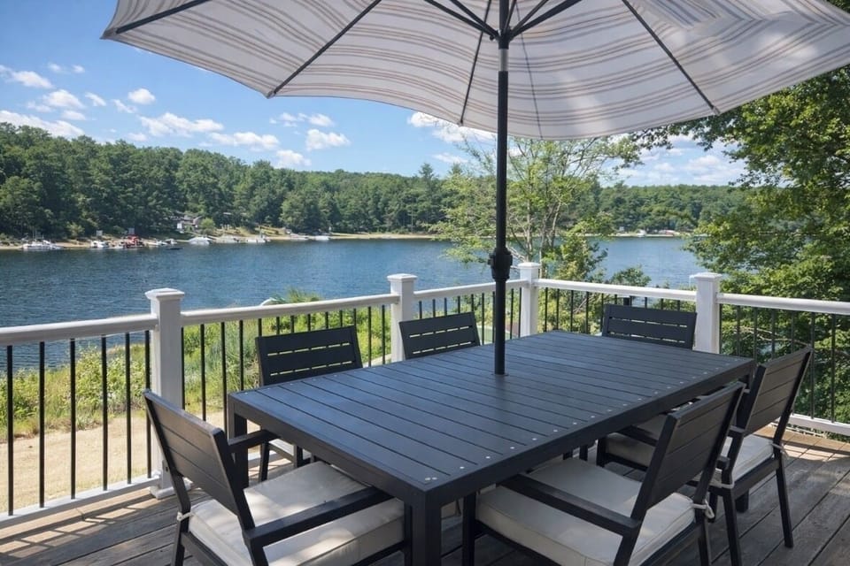 Lakefront deck outdoor dining (seats 6)
