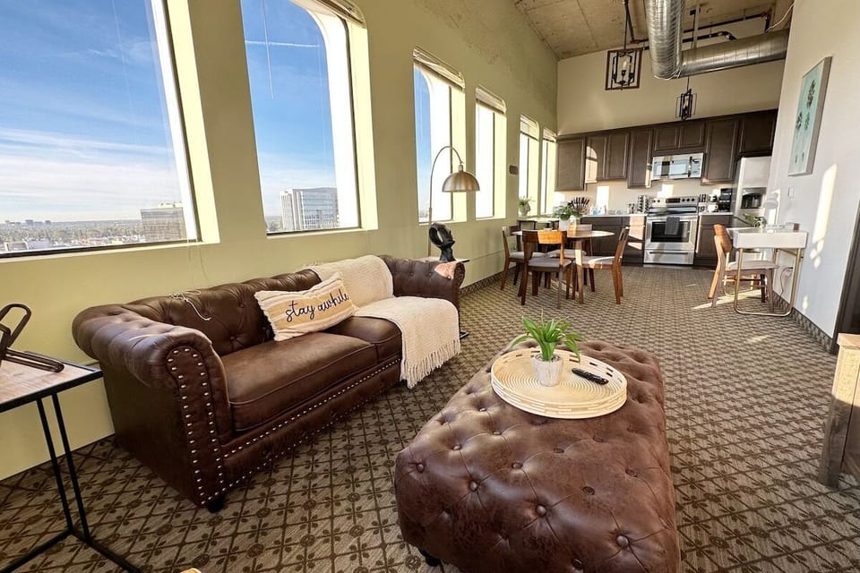 Wide windows all across the rental for a light-filled Californian morning!