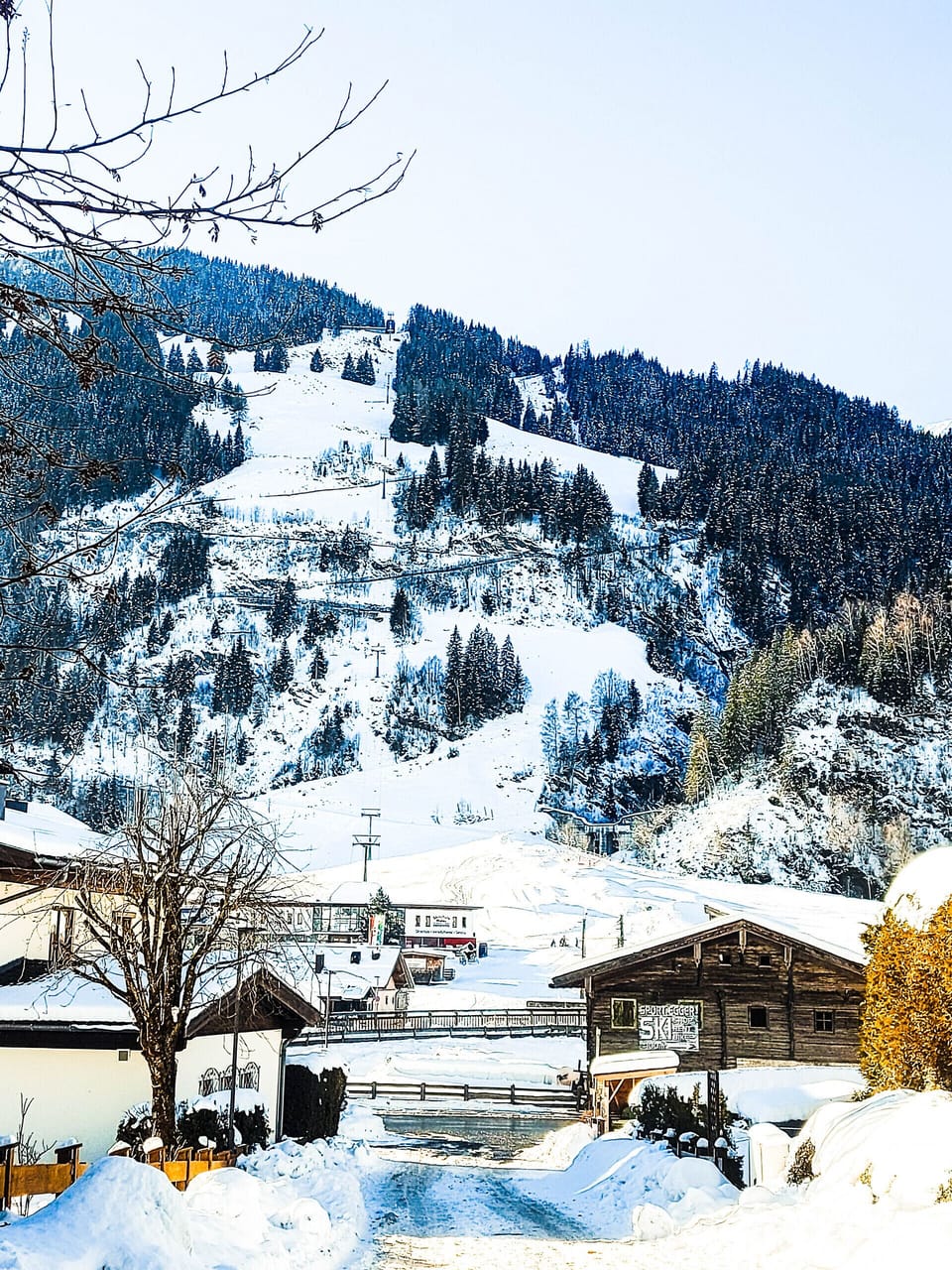 From the apartment you have a wonderful view of the mountains and the ski slope, which is also not far away.