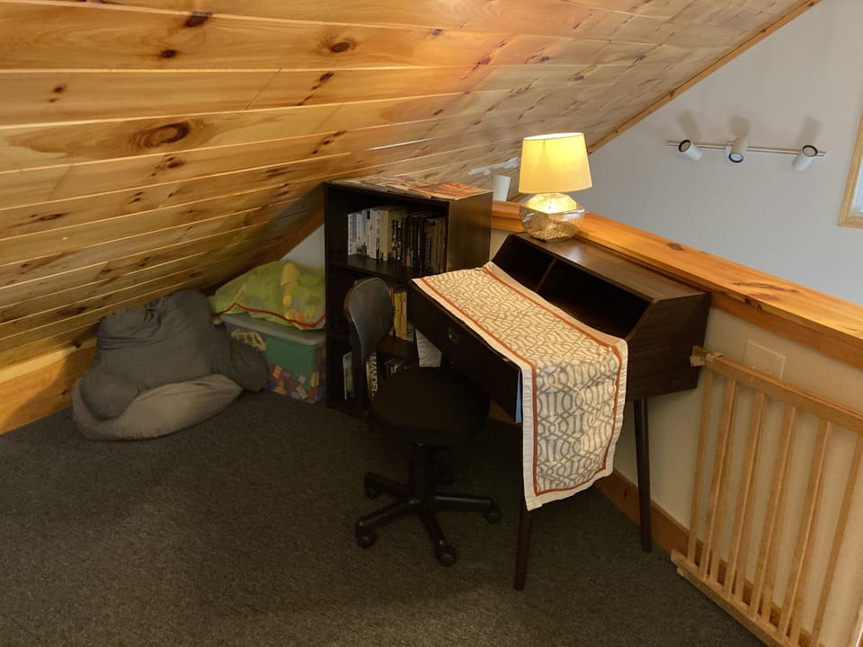 Workspace in loft, 1 Gig Wifi