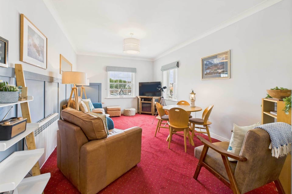 Starboard Bow, Whitby - Host & Stay