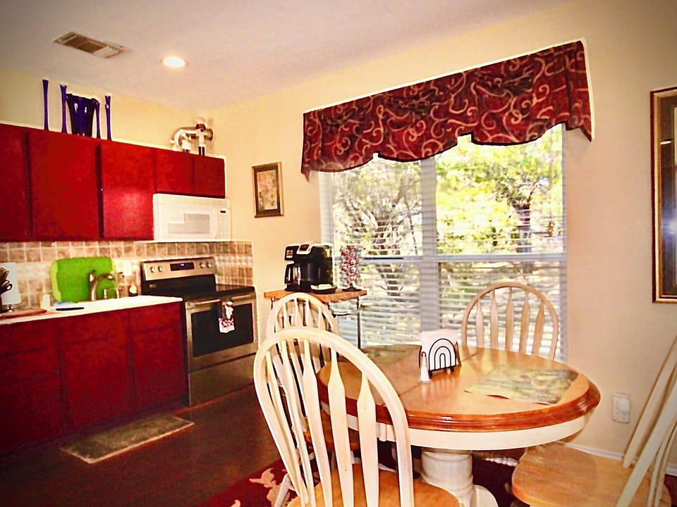 Fully stocked kitchen with reverse osmosis Walter filtration system