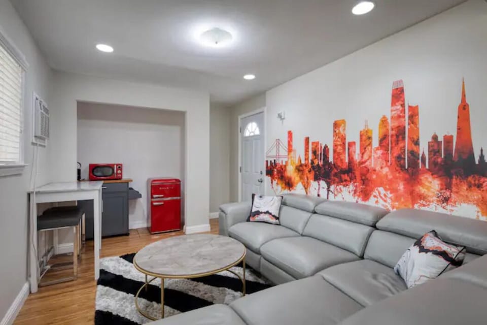 The Red Urbanhoop accents induce relaxation and inspire well-being. 