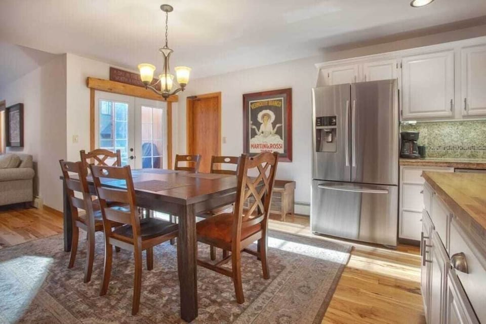 Kitchen with dine-in table