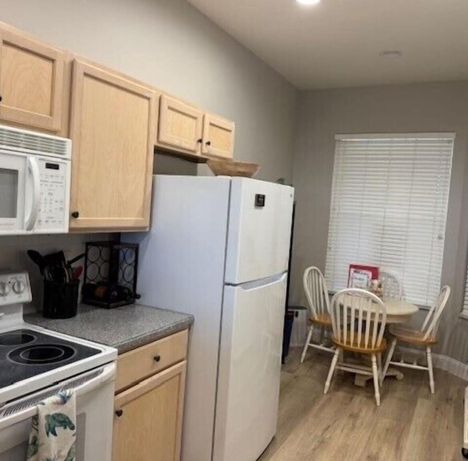 Eat in kitchen with coffee bar