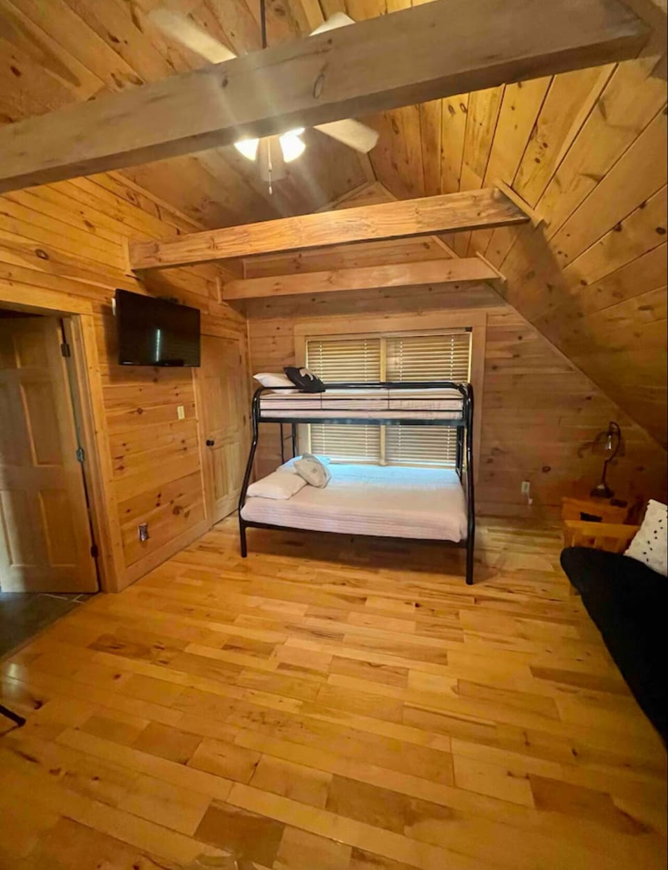 TV, multi-cade arcade games,closet w/hangers,twin/full bunks,futon,Full Bath