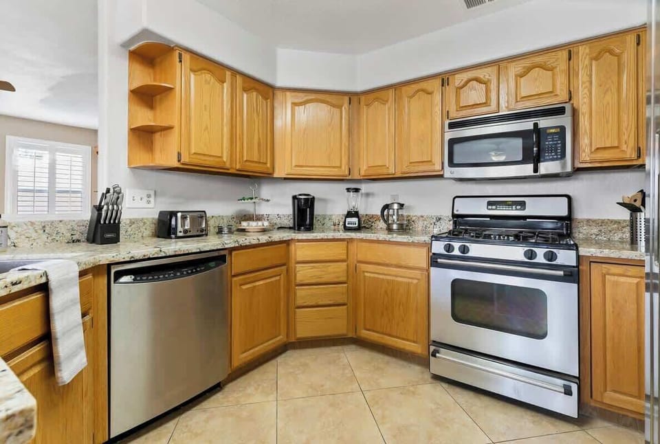 Our kitchen features new stainless steel appliances, fully stocked for the chefs of your group :)

