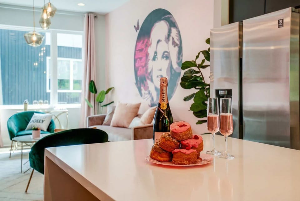 Welcome to your luxurious Nashville getaway! Enjoy pastries and bubbly in this chic space, ideal for bachelorette parties or family reunions. Perfect for large groups seeking the best of Music City!