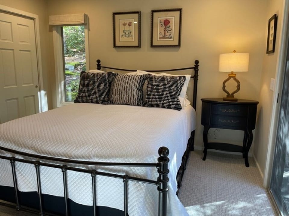 Main floor (2nd floor) queen bedroom 
