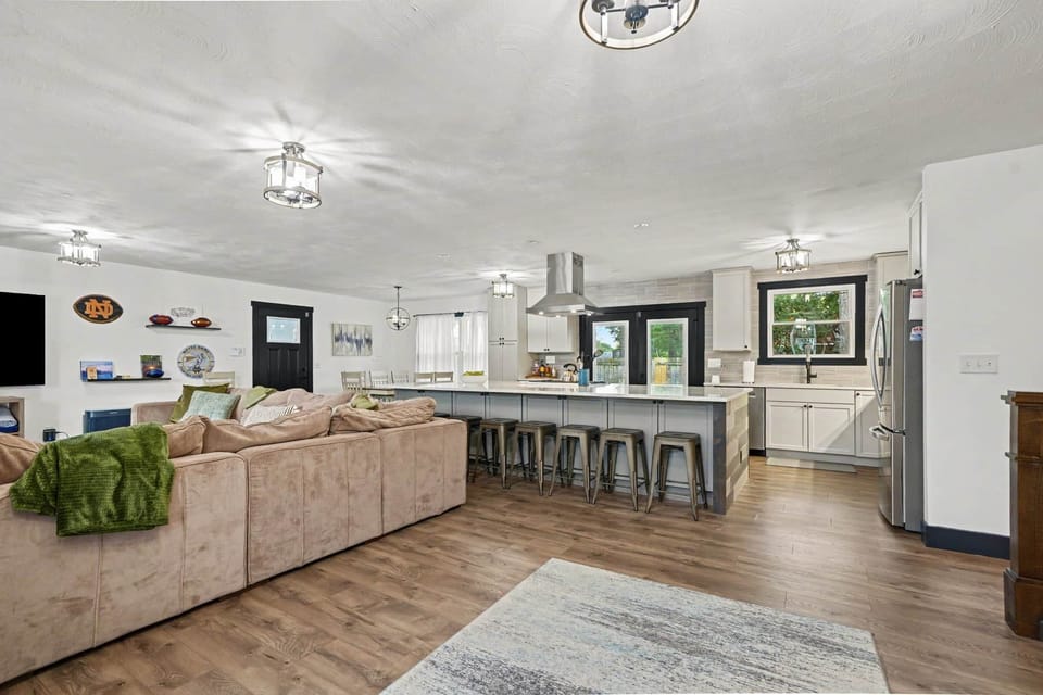 Open concept, great for families and groups!