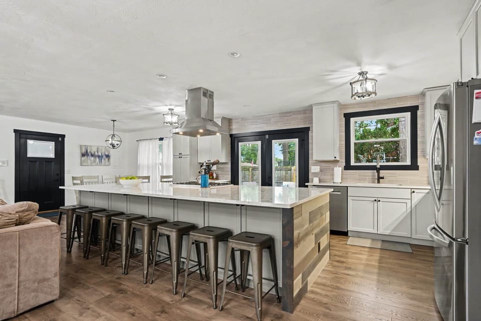 Huge island, seats up to 8