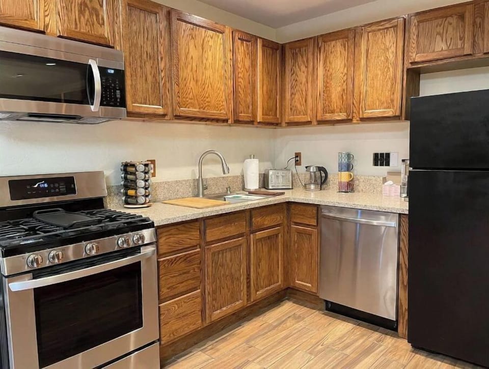 Full kitchen with all new appliances.