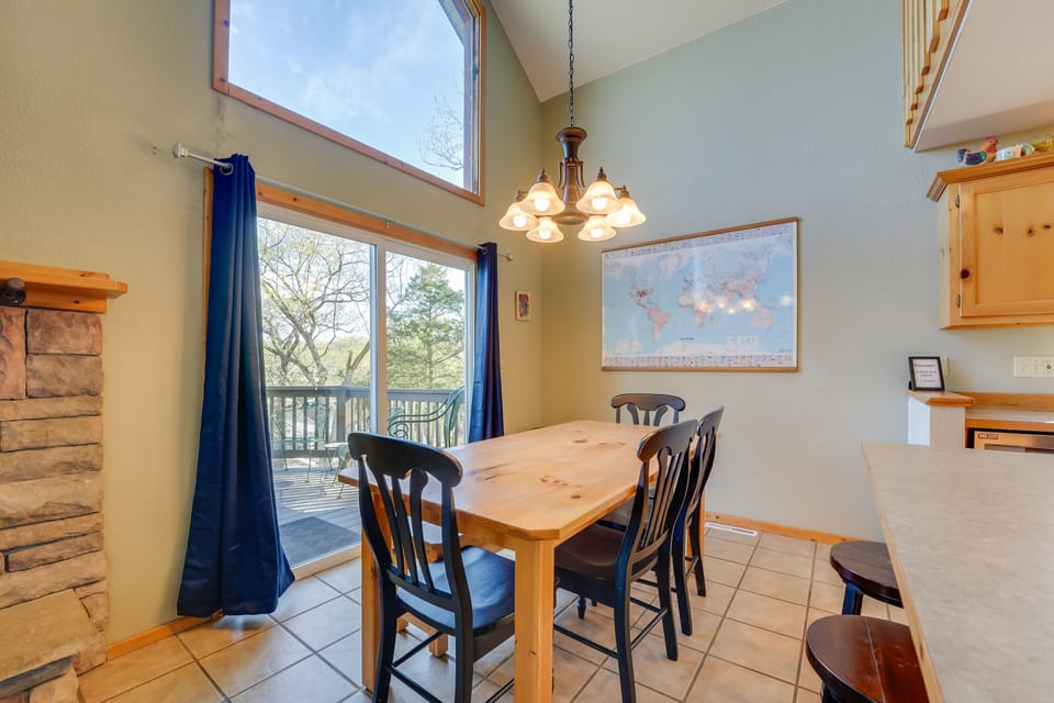 Dining Area | Dishware & Flatware Provided