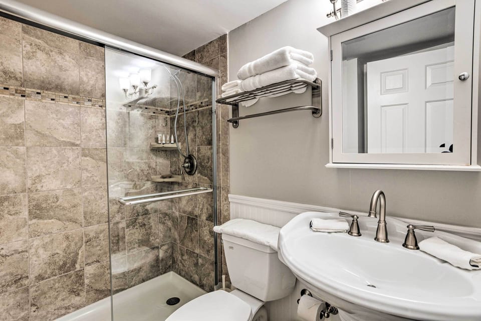 Full Bathroom | Complimentary Toiletries