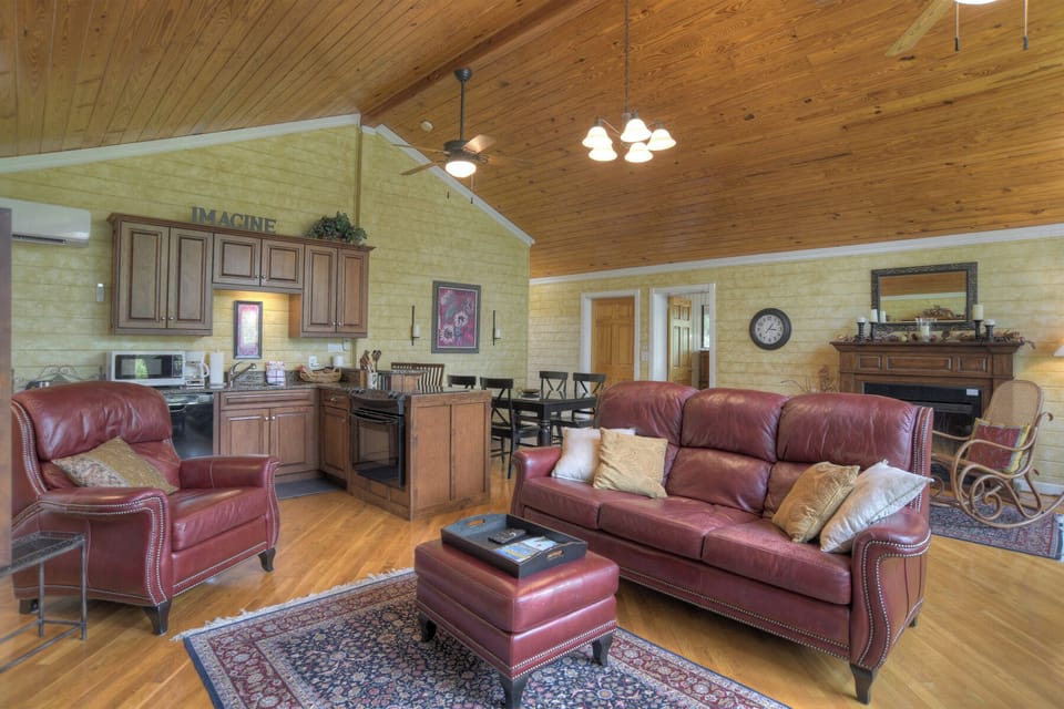 Oreilly Inn - Living Space, Kitchen and Dining