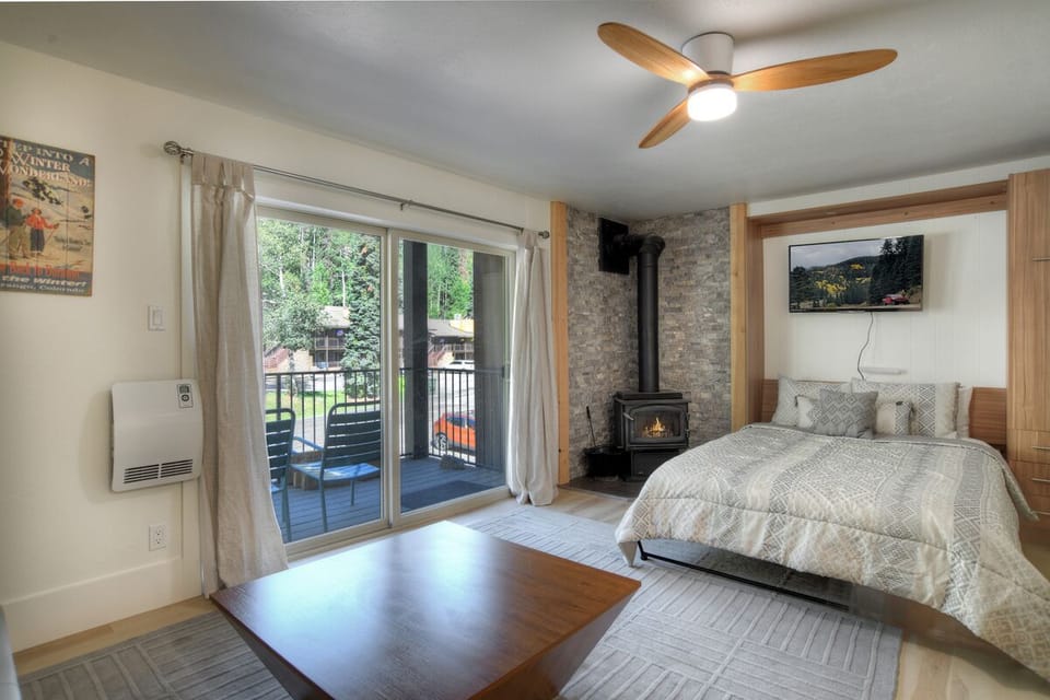 Studio Floorplan - TV above Bed