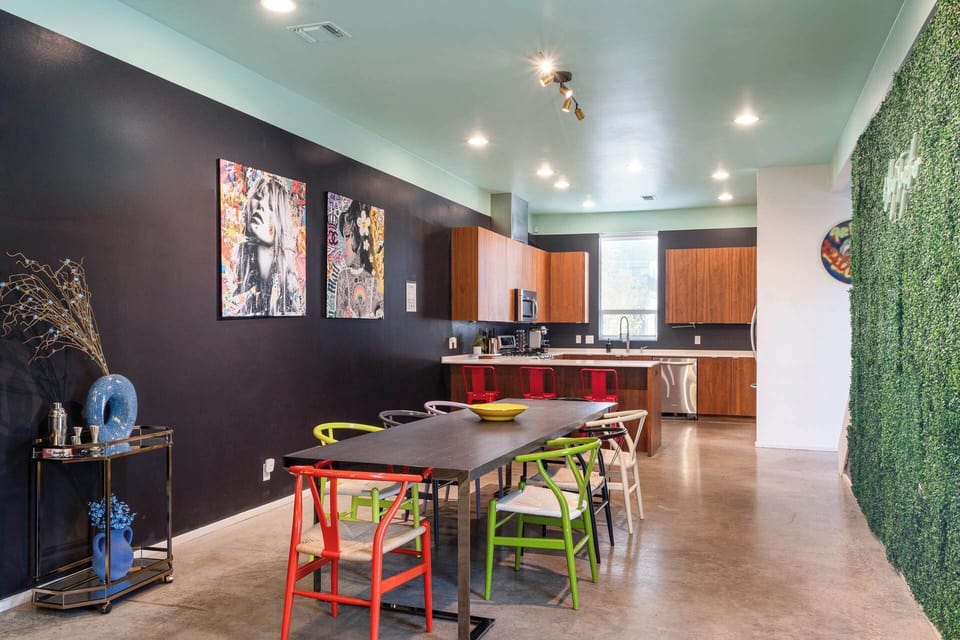 Large Capacity Dining Area